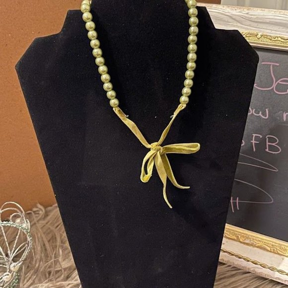 Green Pearl Necklace with Ribbon - Picture 1 of 3